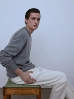 Cashmere Crewneck Sweater -- Gris -Frame Fashion Shop PRE FALL 25 MENS MINI SHOOT 186312copy