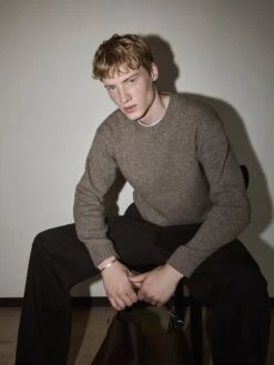 Yak Blend Sweater -- Dark Taupe -Frame Fashion Shop SHOT 14 0038 01 RGB 72 2000X2666 d4ece3df 1708 48b0 a684 7ab4ca818fae