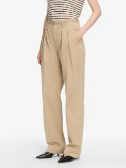 The Pleated Stilt Trouser -- Light Khaki -Frame Fashion Shop WF25KSW035 CREM WF25WPA002 LTKH 6321 V2